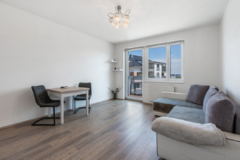 Obývací pokoj - Prodej bytu 3+kk v osobním vlastnictví 82 m², Praha 5 - Sobín