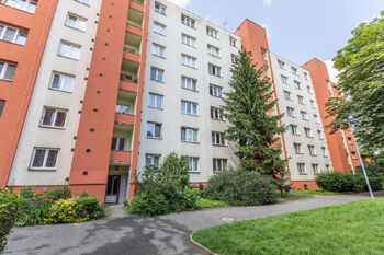 Pohled na dům - Pronájem bytu 2+1 v osobním vlastnictví 51 m², Praha 6 - Vokovice 