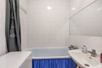 Koupelna - Pronájem bytu 2+1 v osobním vlastnictví 51 m², Praha 6 - Vokovice