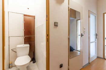 Chodba bytu a WC - Pronájem bytu 2+1 v osobním vlastnictví 51 m², Praha 6 - Vokovice