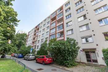 Pohled na dům - Pronájem bytu 2+1 v osobním vlastnictví 51 m², Praha 6 - Vokovice