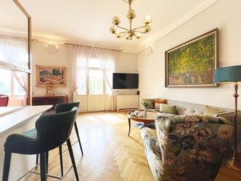 Interiér působí jako soukromá galerie, kde každý kus má své místo a význam. - Prodej bytu 3+kk v osobním vlastnictví 125 m², Praha 5 - Smíchov