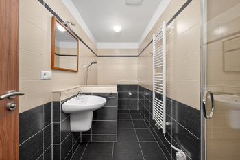 koupelna s vanou a sprchou - Prodej bytu 3+kk v osobním vlastnictví 82 m², České Budějovice
