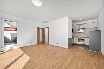 obývací pokoj s kuchyňským koutem - Prodej bytu 3+kk v osobním vlastnictví 82 m², České Budějovice