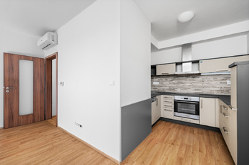 obývací pokoj s kuchyňským koutem - Prodej bytu 3+kk v osobním vlastnictví 82 m², České Budějovice
