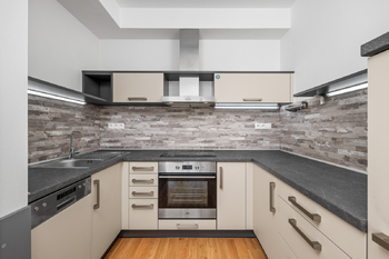 obývací pokoj s kuchyní - Prodej bytu 3+kk v osobním vlastnictví 82 m², České Budějovice