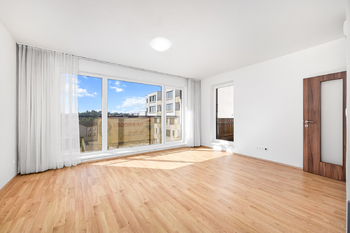 obývací pokoj s kuchyní - Prodej bytu 3+kk v osobním vlastnictví 82 m², České Budějovice 