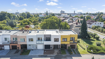 Pohled na dům a okolí - Prodej domu 132 m², Hradec Králové
