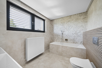 Hlavní koupelna - patro - Prodej domu 132 m², Hradec Králové