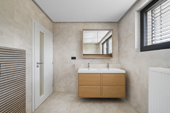 Hlavní koupelna - patro - Prodej domu 132 m², Hradec Králové