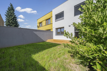 Foto ze zahrady - Prodej domu 132 m², Hradec Králové