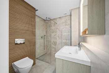 Koupelna - přízemí - Prodej domu 132 m², Hradec Králové