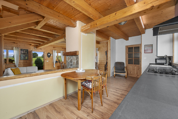 hlavní místnost s kuchyní - Prodej chaty / chalupy 116 m², Horní Dvořiště