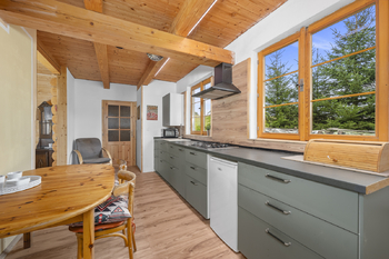 hlavní místnost s kuchyní - Prodej chaty / chalupy 116 m², Horní Dvořiště