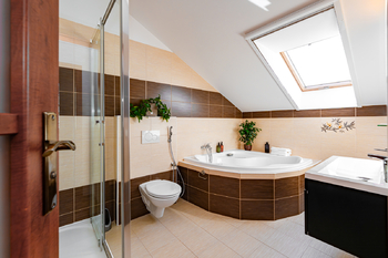 koupelna  - Prodej domu 128 m², Stehelčeves
