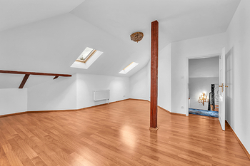 Prodej domu 285 m², Šestajovice