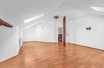 Prodej domu 285 m², Šestajovice