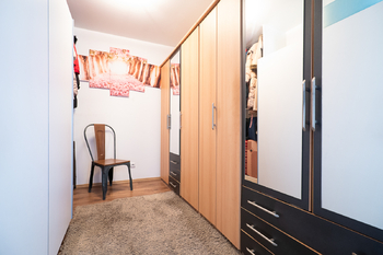 Šatna u ložnice - Prodej bytu 4+kk v osobním vlastnictví 110 m², Nový Vestec