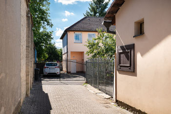 Přístup k domu - Prodej bytu 4+kk v osobním vlastnictví 110 m², Nový Vestec