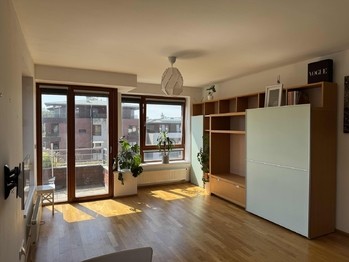 Obývací pokoj s vchodem na balkon - Pronájem bytu 2+kk v osobním vlastnictví 51 m², Dolní Břežany 