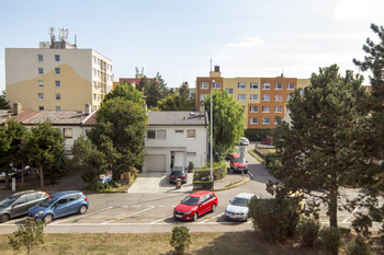 pohled z okna - Prodej bytu 3+1 v osobním vlastnictví 62 m², Praha 9 - Kyje