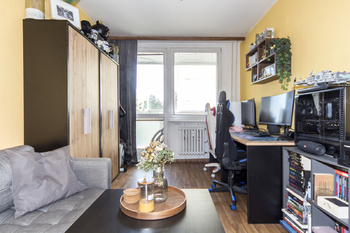 obývací pokoj - Prodej bytu 3+1 v osobním vlastnictví 62 m², Praha 9 - Kyje