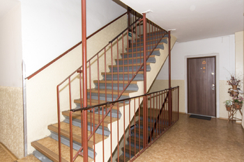 schodiště - Prodej bytu 3+1 v osobním vlastnictví 62 m², Praha 9 - Kyje