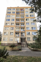 pohled na dům - Prodej bytu 3+1 v osobním vlastnictví 62 m², Praha 9 - Kyje