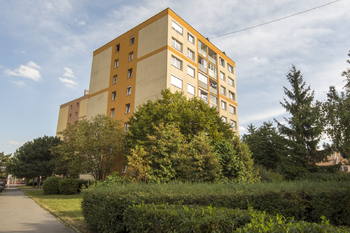 pohled na dům - Prodej bytu 3+1 v osobním vlastnictví 62 m², Praha 9 - Kyje