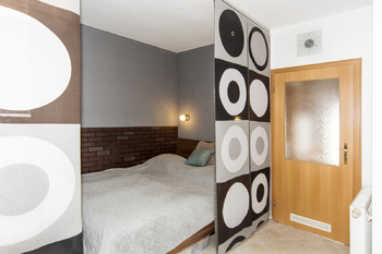 spací kout v obýváku - Prodej bytu 3+kk v osobním vlastnictví 193 m², Nupaky