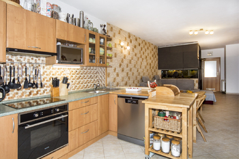 kuchyňský kout s obývákem - Prodej bytu 3+kk v osobním vlastnictví 193 m², Nupaky