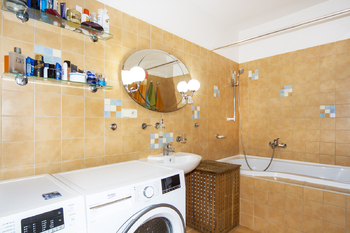 koupelna - Prodej bytu 3+kk v osobním vlastnictví 193 m², Nupaky