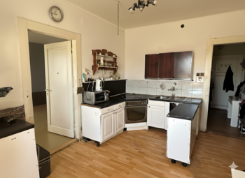 Jiný byt - kuchyně + pohled do pokoje - Prodej nájemního domu 1096 m², Ústí nad Labem