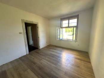 Volný byt 1+1 v přízemí - kuchyň bytu - Prodej nájemního domu 1096 m², Ústí nad Labem