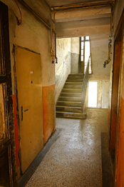 Vstupní chodb domu + pohled na zadní vstup do BD. - Prodej nájemního domu 1096 m², Ústí nad Labem