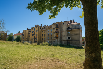 Pohled z asfaltové komunikace za BD a pozemky. - Prodej nájemního domu 1096 m², Ústí nad Labem
