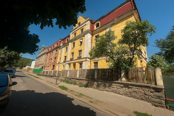 Pohled na rohový BD v ul. K jeslím, Ústí nad Labem - centrum. - Prodej nájemního domu 1096 m², Ústí nad Labem 