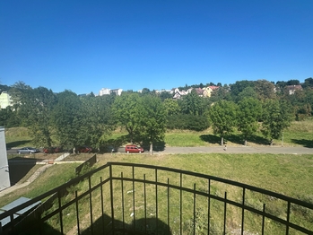 Pohled z balkónů na okolí BD a centrum města. - Prodej nájemního domu 1106 m², Ústí nad Labem