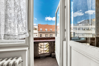 Balkon do ulice - Prodej bytu 3+1 v osobním vlastnictví 95 m², Praha 6 - Bubeneč