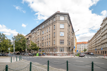 Pohled na dům - Prodej bytu 3+1 v osobním vlastnictví 95 m², Praha 6 - Bubeneč
