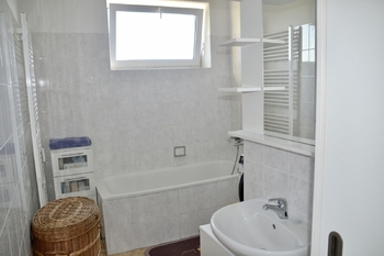 koupelna - Prodej bytu 2+1 v družstevním vlastnictví 72 m², Bělá pod Bezdězem