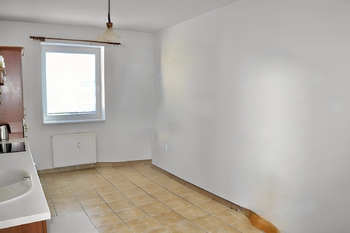 vyklizený jídelní kout  - Prodej bytu 2+1 v družstevním vlastnictví 72 m², Bělá pod Bezdězem