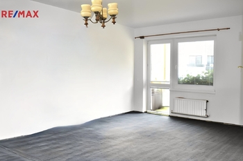 obývák bez nábytku - Prodej bytu 2+1 v družstevním vlastnictví 72 m², Bělá pod Bezdězem