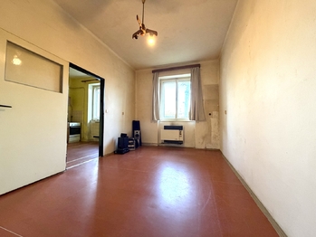 Pokoj - Prodej bytu 1+1 v osobním vlastnictví 39 m², Žatec