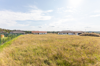 Prodej pozemku 1100 m², Malá Hraštice
