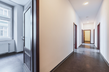 CHODBA SPOJUJÍCÍ KANCELÁŘE - 1. PATRO - Pronájem obchodních prostor 350 m², Praha 1 - Staré Město