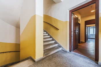 VCHOD PRO KLIENTY - SCHODIŠTĚ - Pronájem obchodních prostor 350 m², Praha 1 - Staré Město