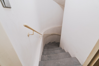 SCHODIŠTĚ DO SKLEPNÍCH PROSTOR - Pronájem obchodních prostor 350 m², Praha 1 - Staré Město