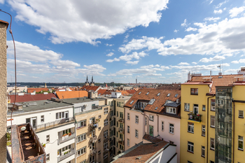 výhled přes vnitroblok na Prahu - Pronájem bytu 3+1 v osobním vlastnictví 62 m², Praha 7 - Holešovice 