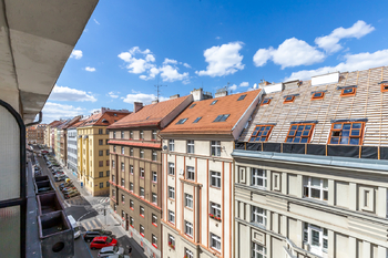 výhled z lodžie do ulice Heřmanova - Pronájem bytu 3+1 v osobním vlastnictví 62 m², Praha 7 - Holešovice